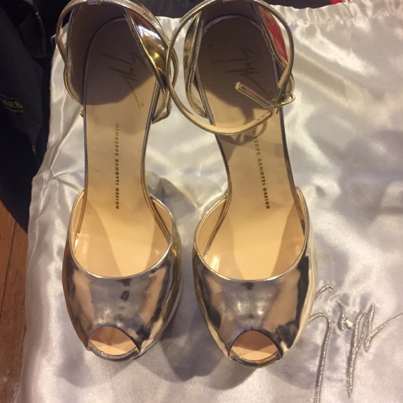 Shoe - Picture 1 of 4