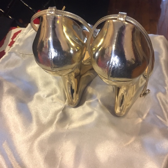 Shoe - Picture 2 of 4