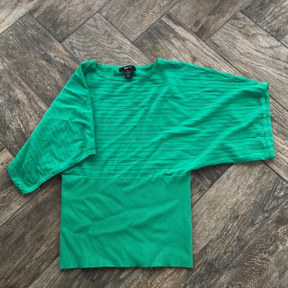 Green sweater - Picture 1 of 1