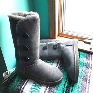 *LAST CHANCE* UGG Bailey Button Triplet in Grey