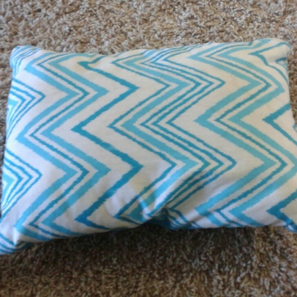 Zig Zag Patterned Throw Pillow - Picture 1 of 2