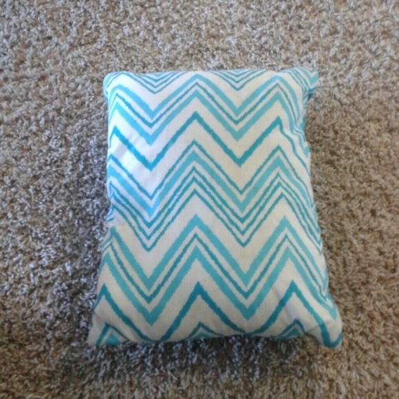 Zig Zag Patterned Throw Pillow - Picture 2 of 2