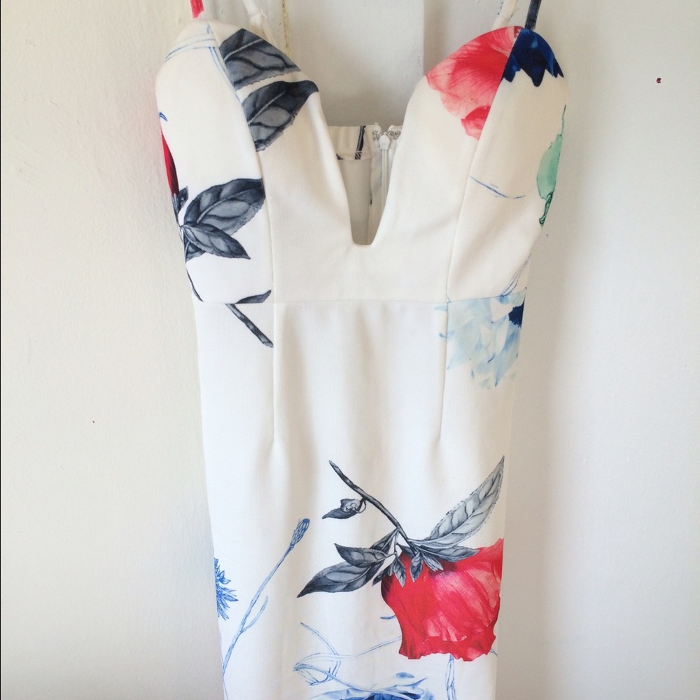 Stunning LF Floral Bodycon dress! Like New!! - Picture 2 of 4