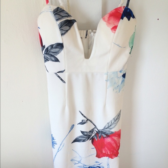 Stunning LF Floral Bodycon dress! Like New!! - Picture 2 of 4