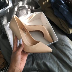 Nude pumps