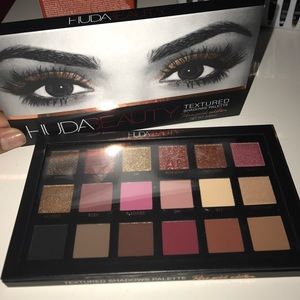 Huda Beauty- Limited edition rose gold palette