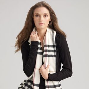 Burberry The Classic Cashmere Scar in Check