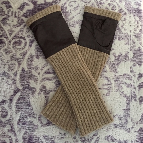 Carolina Amato fingerless gloves