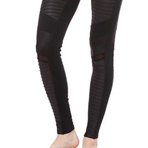 BEAUTIFUL BLACK ALO MOTO LEGGING. XS.