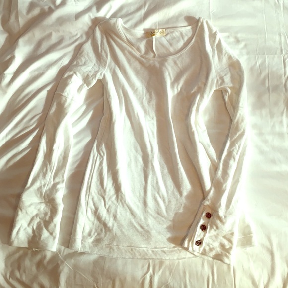 Long sleeved shirt. White.