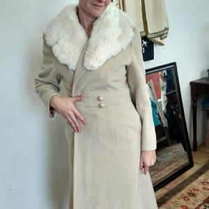 Long beige Wool Vintage Coat fur collar