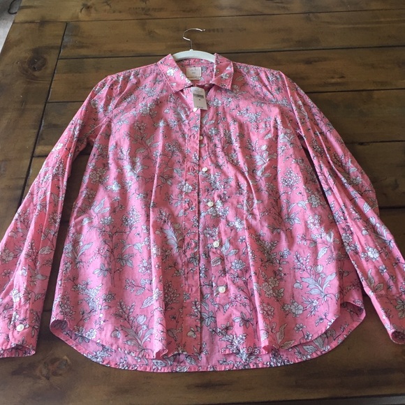 Perfect for spring Gap button down shirt