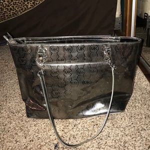Silver 100% authentic Michael Kors purse!!😊