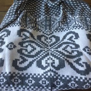 Cozy sweater with beautiful white and gray print!