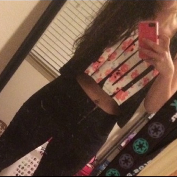 uk2la Tops - 🔵 L O V E Crop Top 🎉