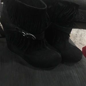 Black fringe wedge boots