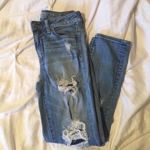 LIGHT WASH RIPPED JEGGINGS