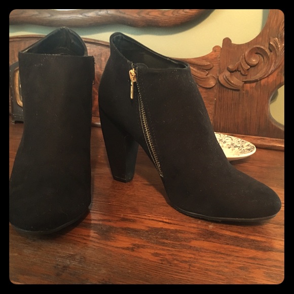 Black heeled boots