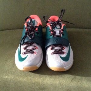 Brand new Nike "KD" low cut sneakers.