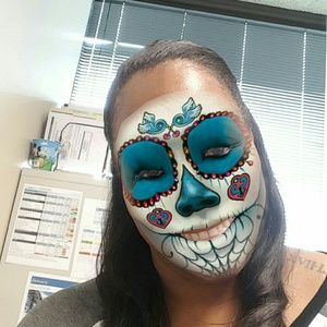 Meet your Posher, Akia