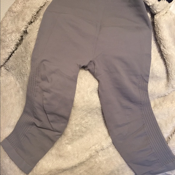 Lululemon Light Grey Seamless Crop size 6