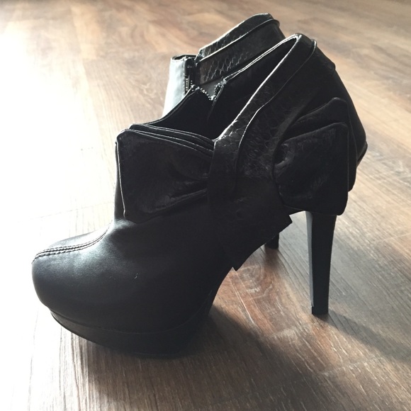 Madeline Stuart black heel bootie