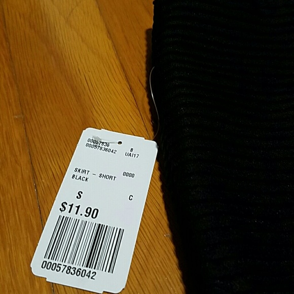 Adorable black mini skirt size small!! NWT! - Picture 4 of 4