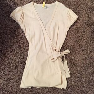 Banana Republic Adorable cream top!! Size S