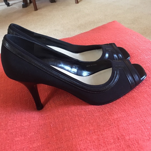 Ellen Tracy Black peep toe shoes - Picture 2 of 4