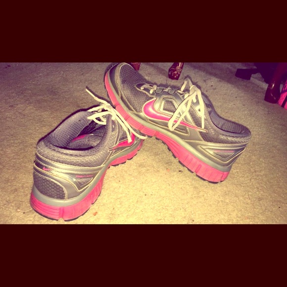 Nike dual fusion size 8.5 tennis shoes. Fit like 8