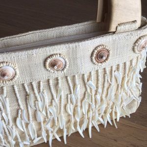 It's island time! Bag with shells accents