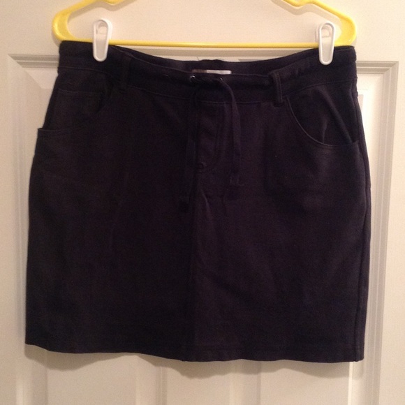 Sporty black skirt