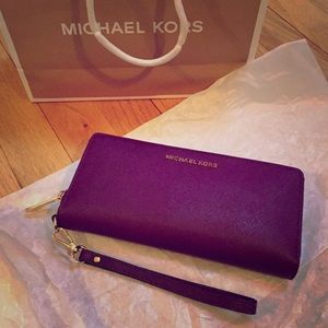 ✨Beautiful Michael Kors Wallet✨