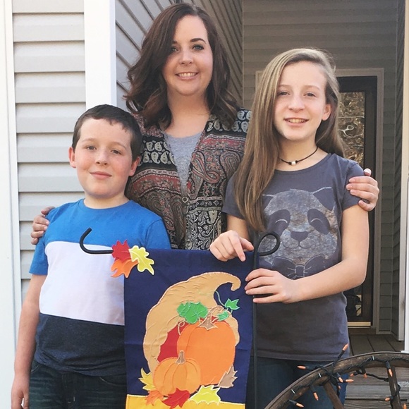 Hi! Welcome to my closet! 👗👠💅🏻💄 - Picture 4 of 4