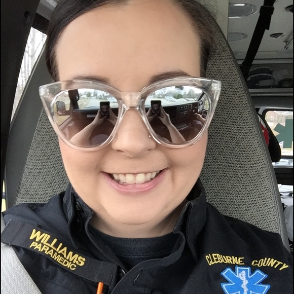 Hi! Welcome to my closet! 👗👠💅🏻💄 - Picture 2 of 4