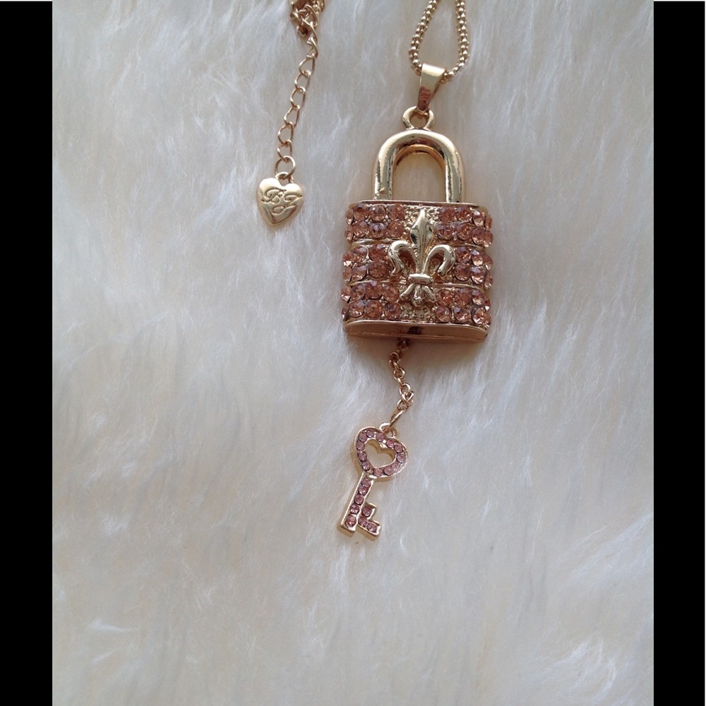 Fleur-De-Lis key lock necklace ❤️️ - Picture 2 of 2