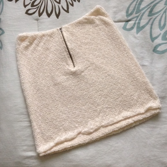 🔚🔜 Pins and Needles stretchy lace skirt - Picture 2 of 2