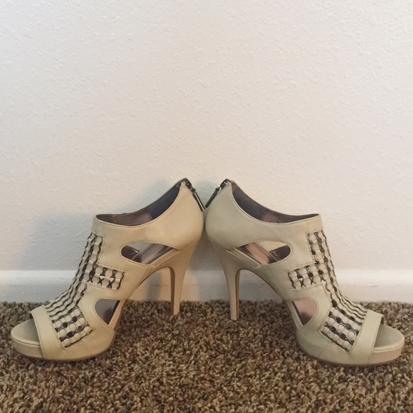 High heels with metal detail