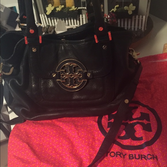 Tory Burch Handbags - Large Tory Burch Amanda 14" hobo