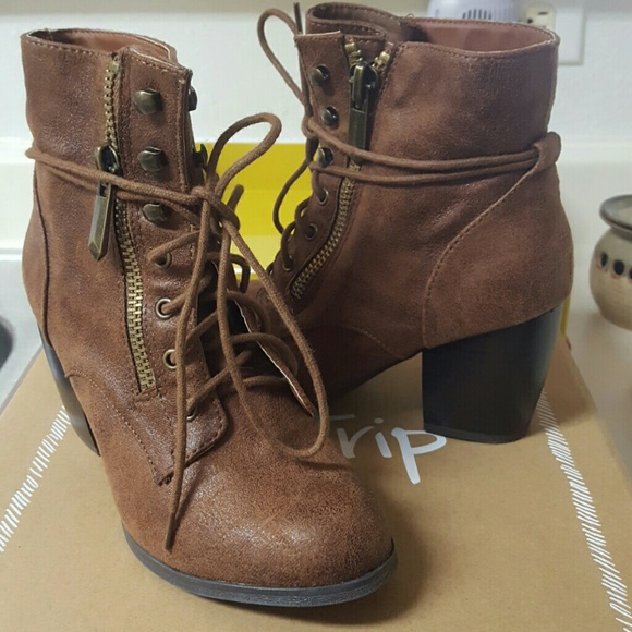 LEATHER ANKLE BOOTIES