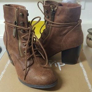 LEATHER ANKLE BOOTIES