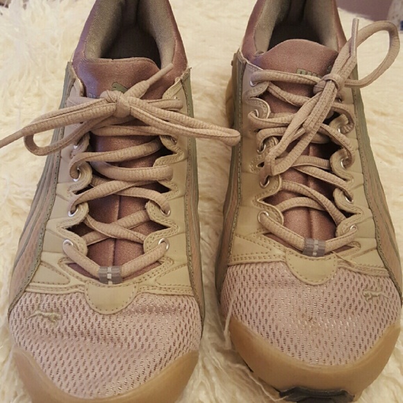 EUC sage green puma sneakers 7.5