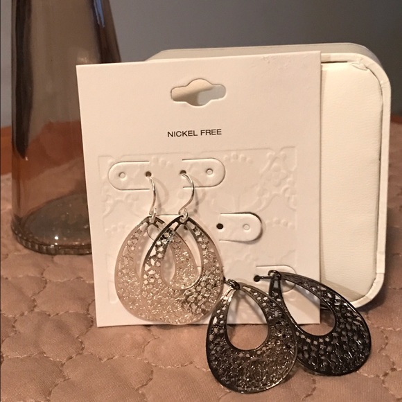 Teardrop hoop earrings