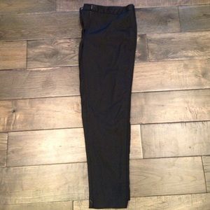 Elizabeth & James black capris size 6 (runs small)