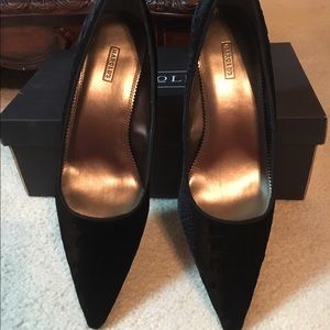 Crushed velvet black pumps