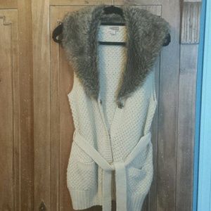 Faux fur collar sweater vest with pockets