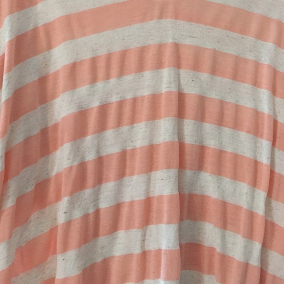 Adorable, flowy top with flower pattern on back! - Picture 2 of 4