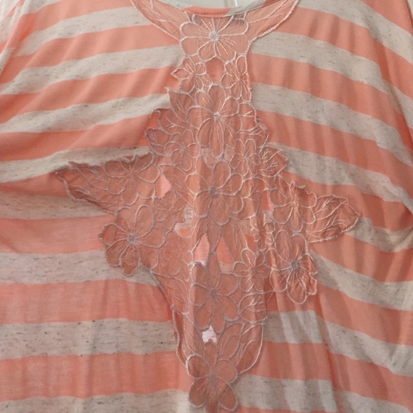 Adorable, flowy top with flower pattern on back! - Picture 3 of 4