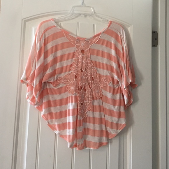 Adorable, flowy top with flower pattern on back! - Picture 4 of 4