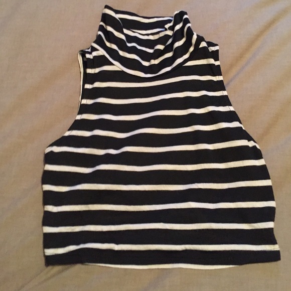 Sleeveless crop top with open back - Picture 1 of 3